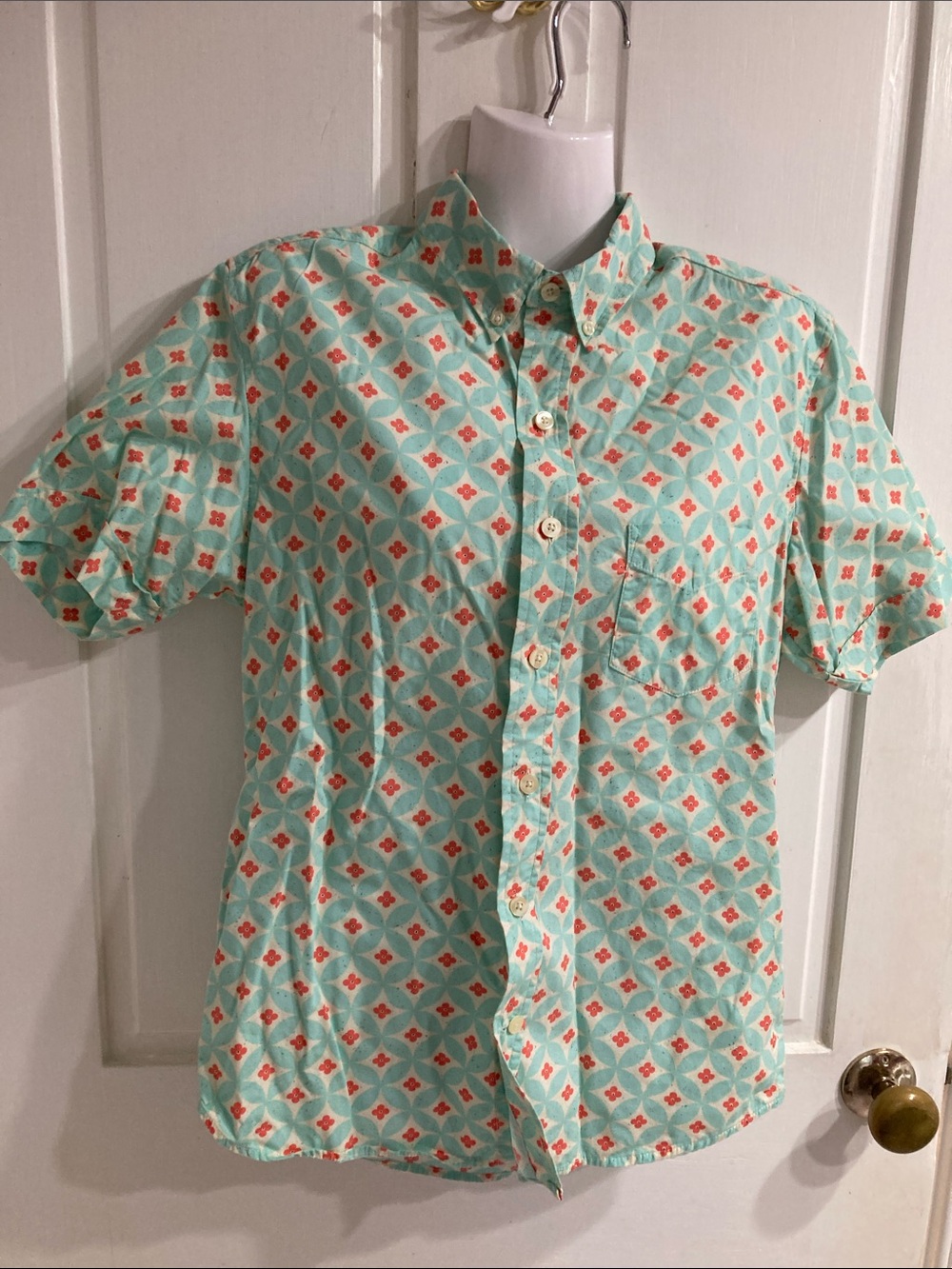 Casual Mint Green Short-Sleeve Button-Down Shirt with Coral Motif retro styling